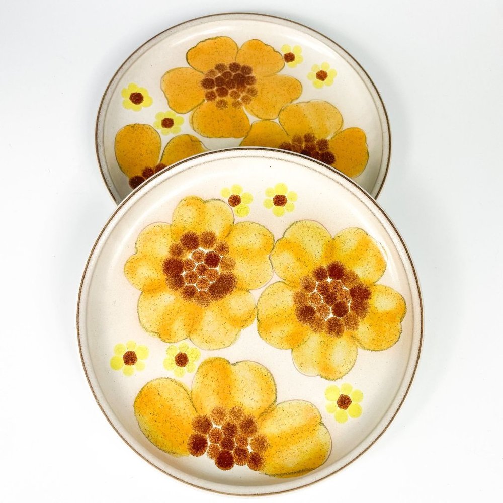 Vintage Floral Stoneware Dinner Plates – Yellow Flower Design